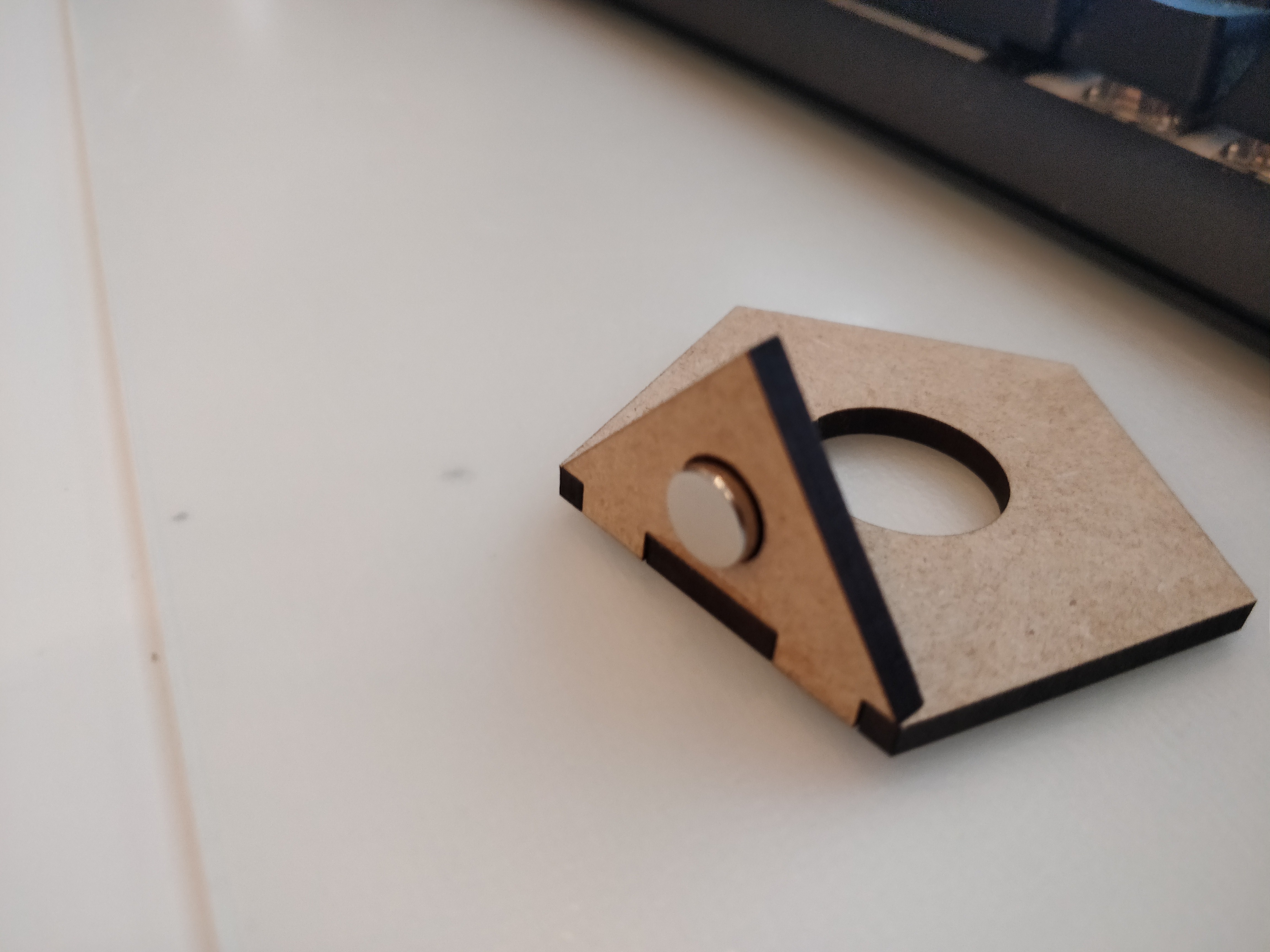 Single magnet design with machined divot to place magnet